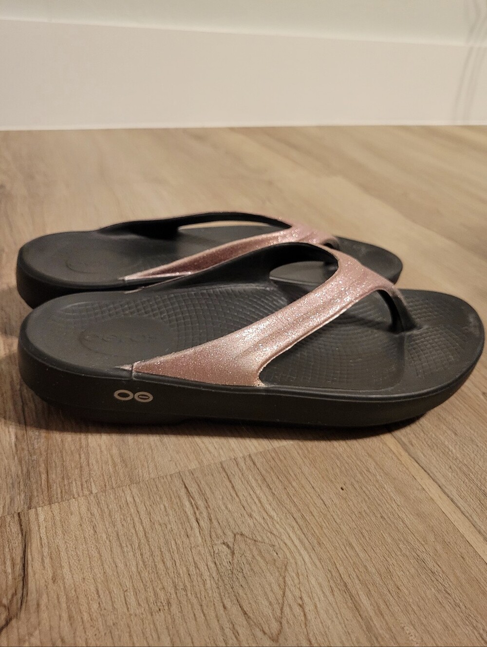 OOFOS OoLaLa LUX Rose Gold Metallic Thong Recovery Flip Flop Sandals Sz 9 EU 40